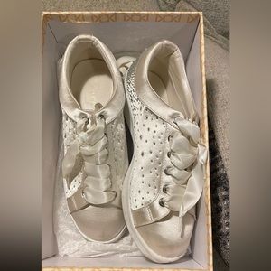 Size 9 sparkle jewel tennis shoes - badgley mischka